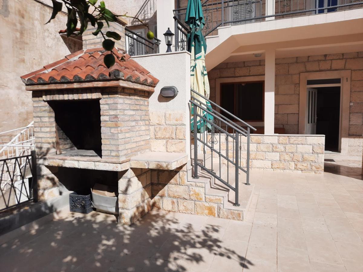 Apartments Villa Beba Komiža Exteriör bild