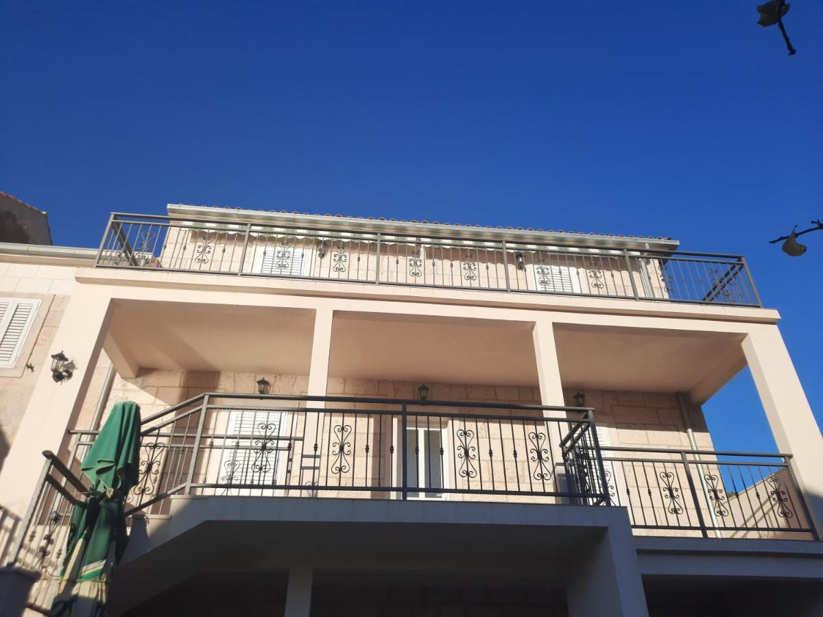 Apartments Villa Beba Komiža Exteriör bild