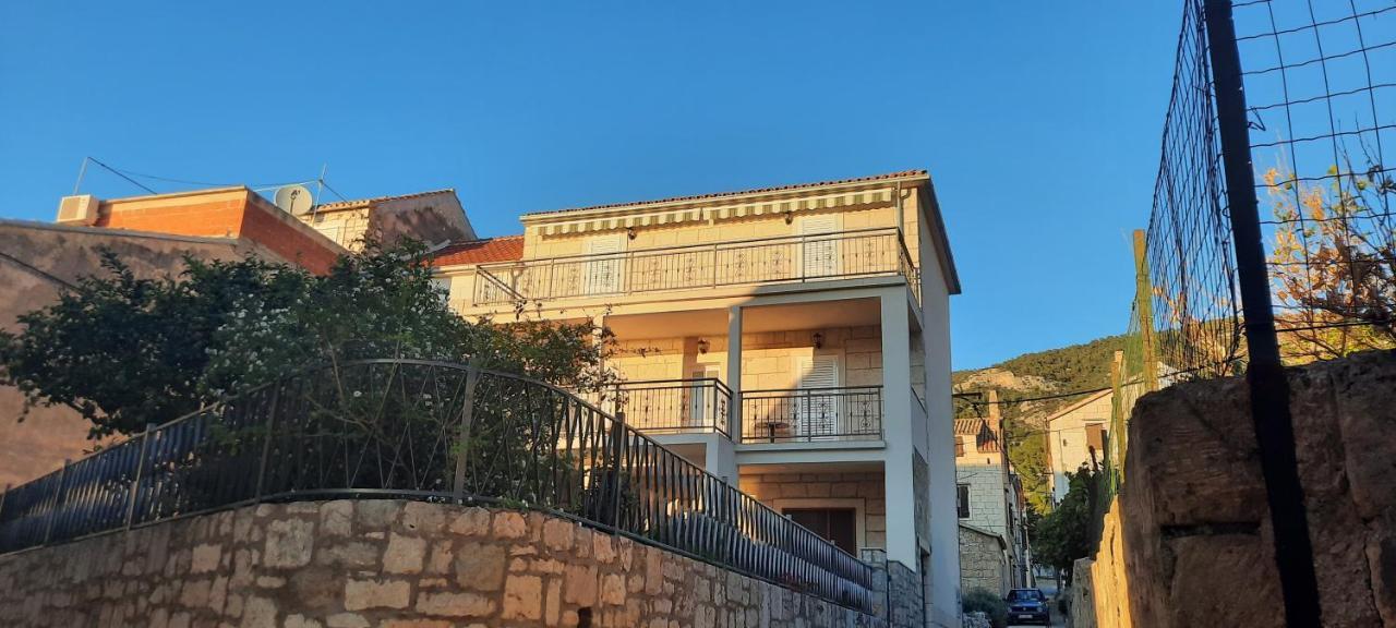 Apartments Villa Beba Komiža Exteriör bild