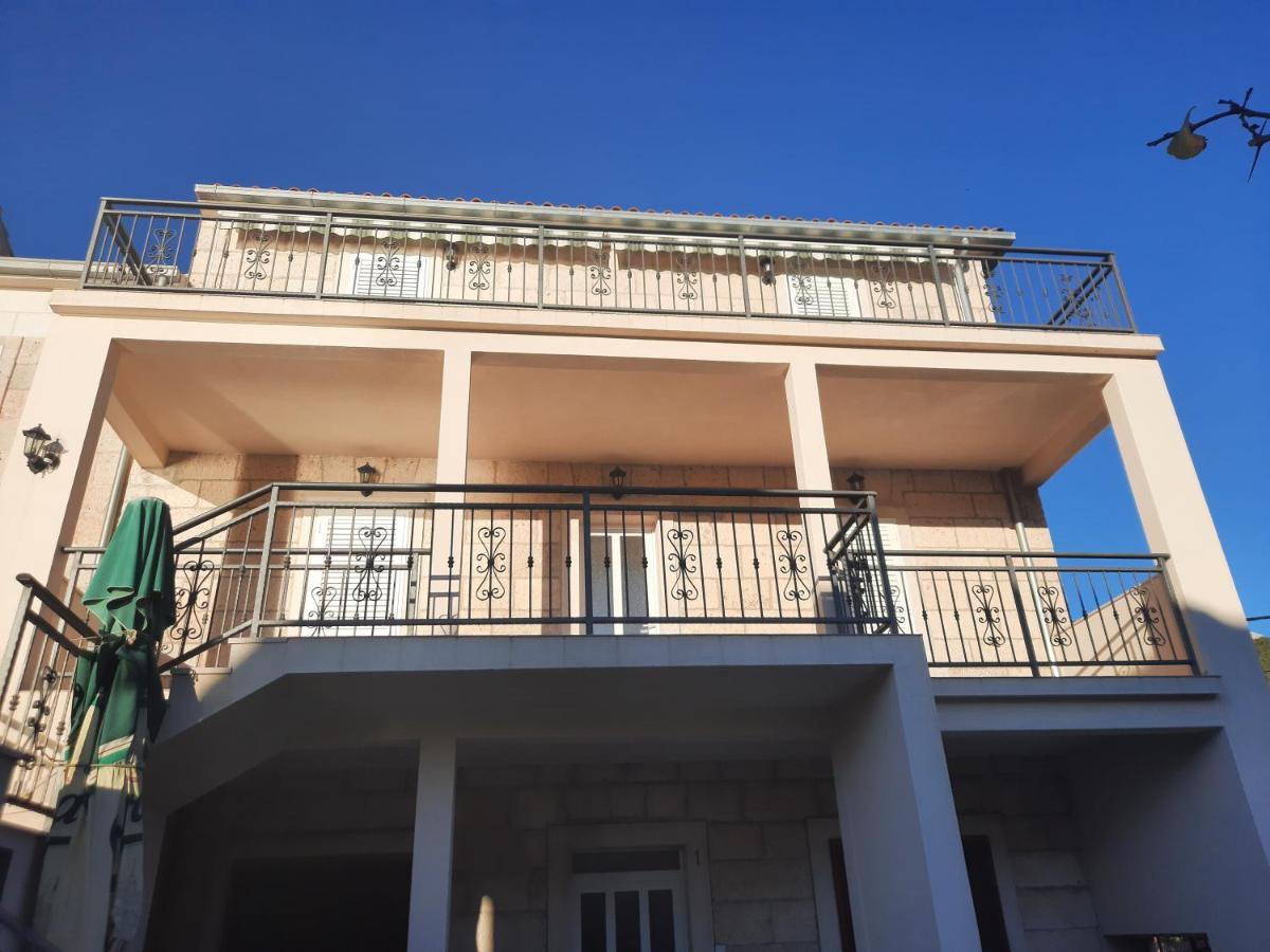 Apartments Villa Beba Komiža Exteriör bild